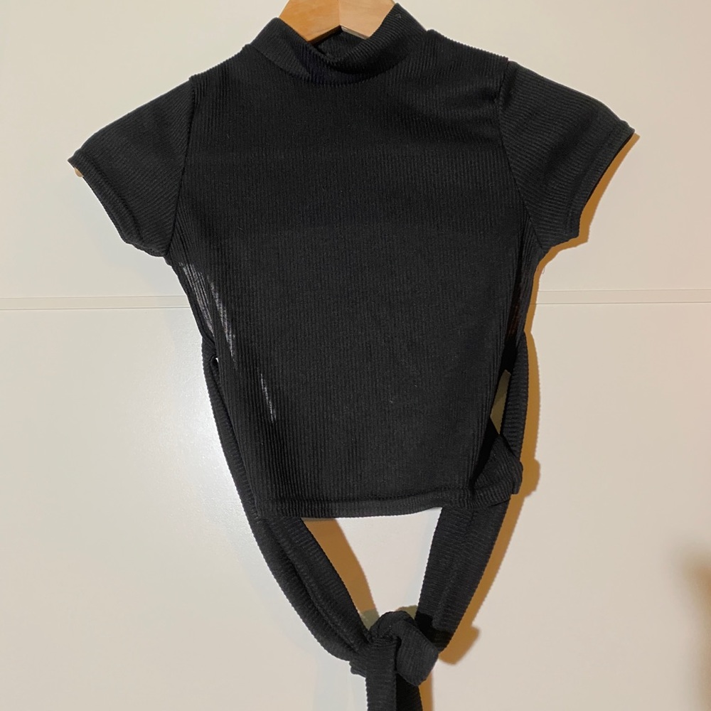 PrettyLittleThing - Crop top with Front Ties